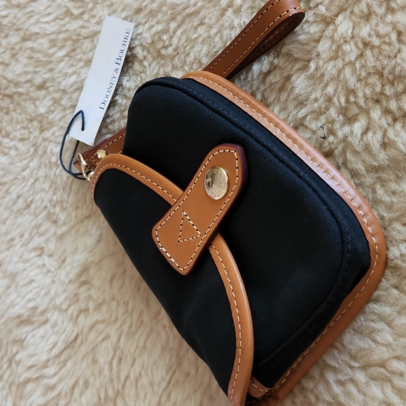 Adorable Dooney & Bourke Black Wristlet - Picture 9 of 12